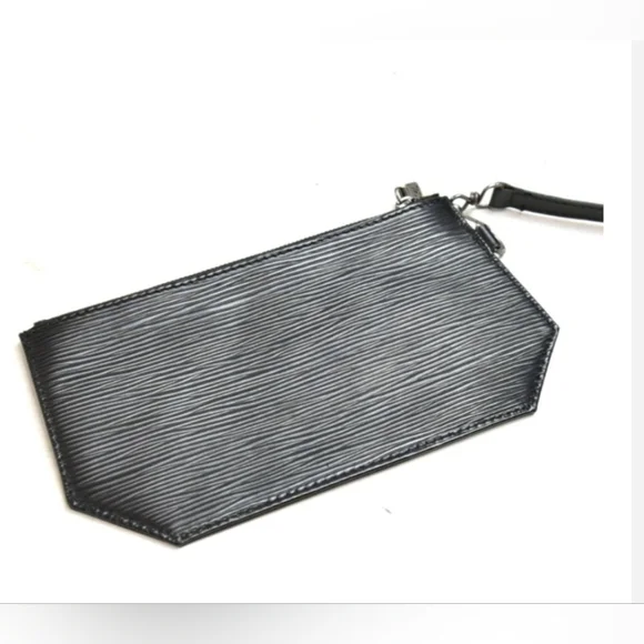 $2000 Authentic LOUIS VUITTON Epi Sac D'Epaule in Black. - Picture 9 of 17